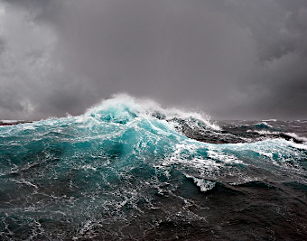 Bild: Kösel und Partner Unternehmensberatung →  vom Unwetter aufgewühltes Meer